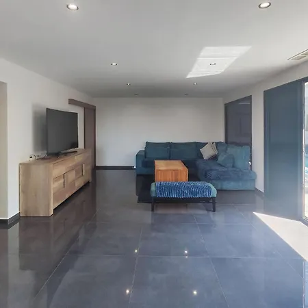 3 Bedroom Stunning In *